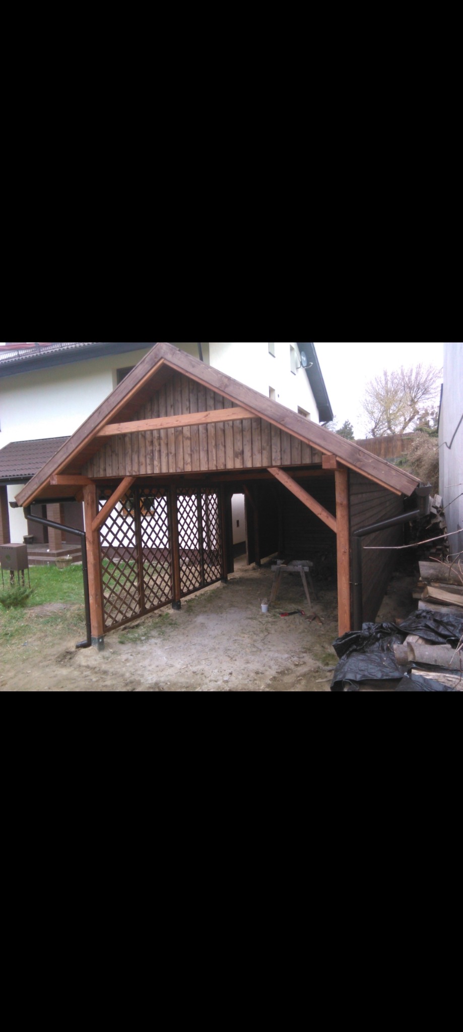 Wiata na samochód plus schowek z poddaszem.