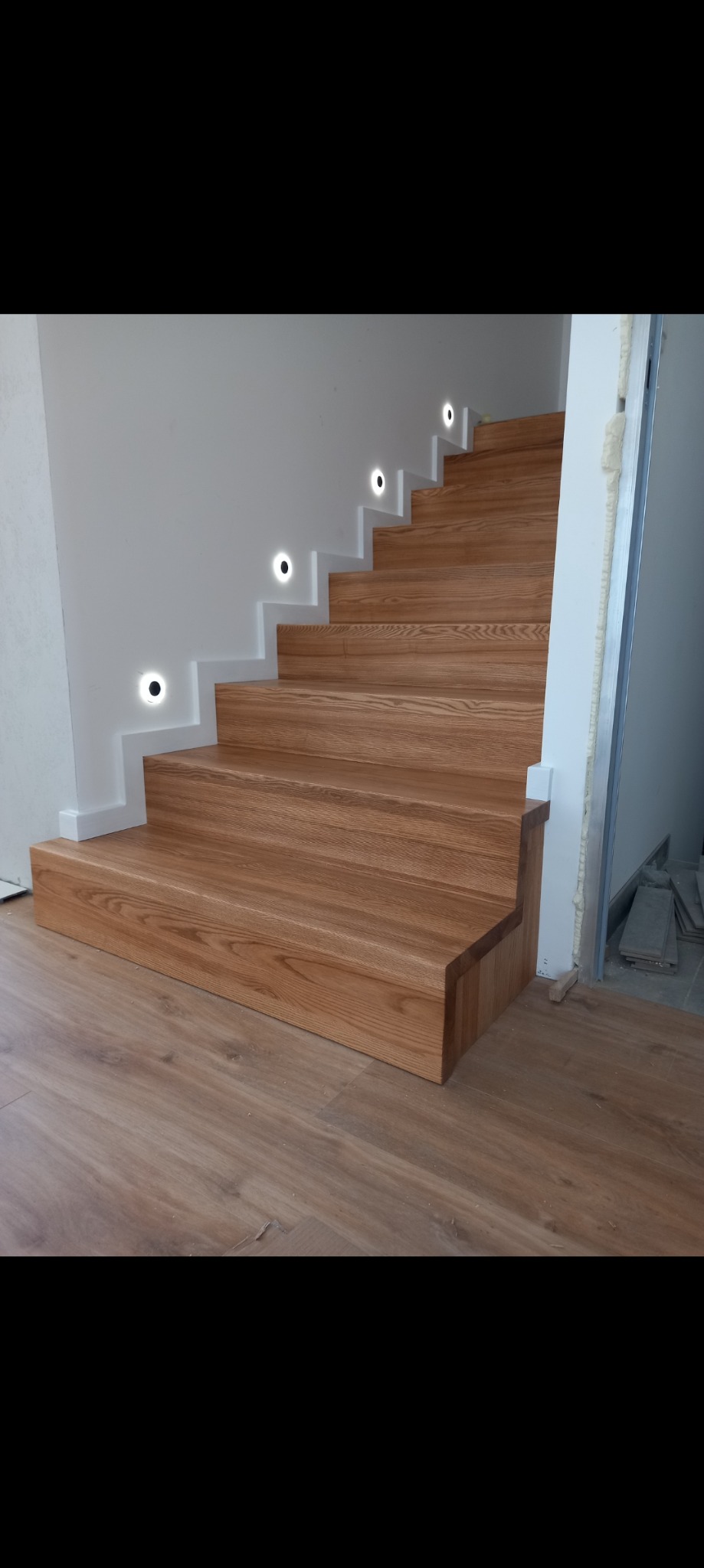 Schody na beton dywanowe (jesion).