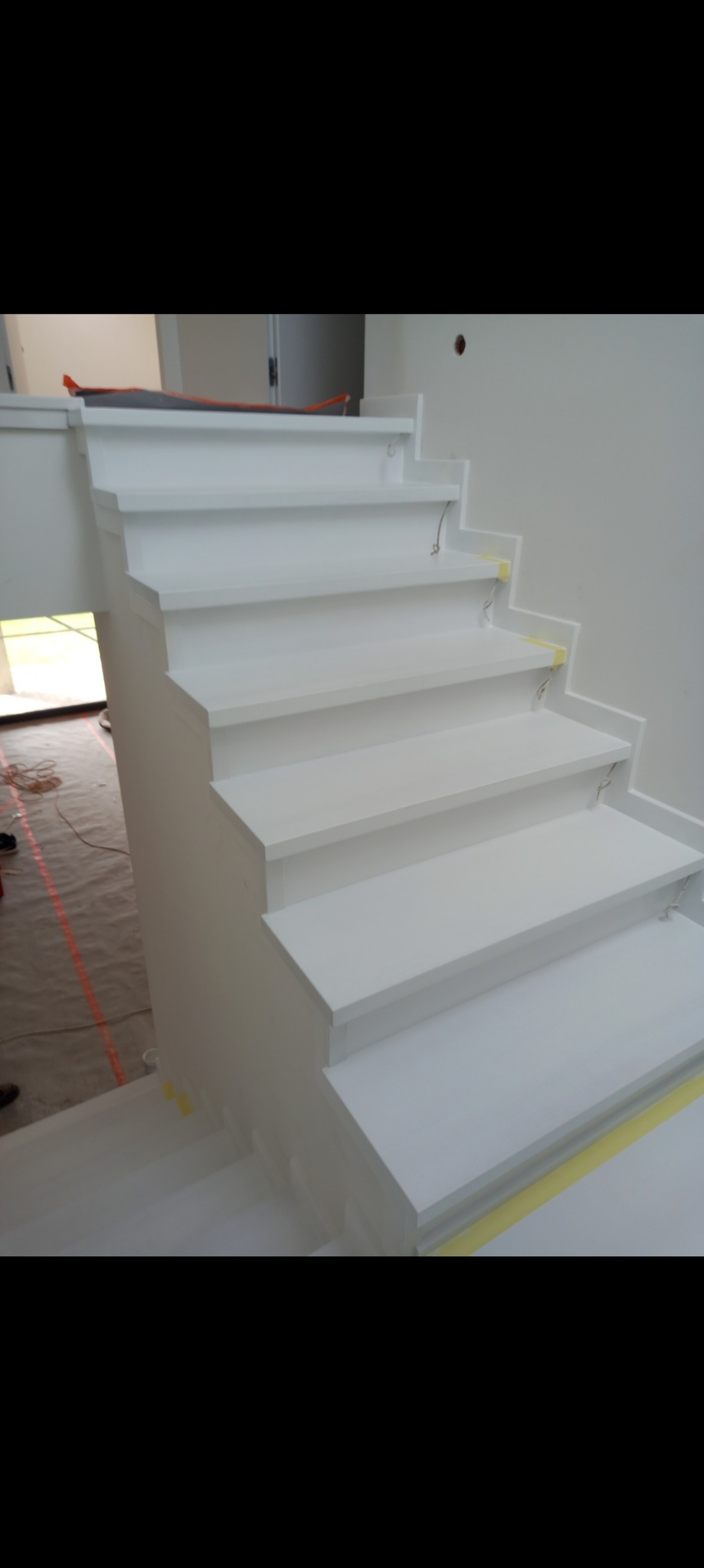 Schody na beton z podstopniami malowane natryskowo (jesion)