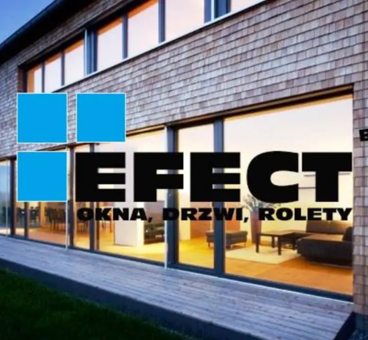 Nowoczesny dom z dużymi oknami i logo firmy z Barlinka na fasadzie, widok na wnętrze salonu.