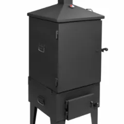 Czarny, metalowy piec wędzarniczy z termometrem na kominie, widok z przodu na białym tle.