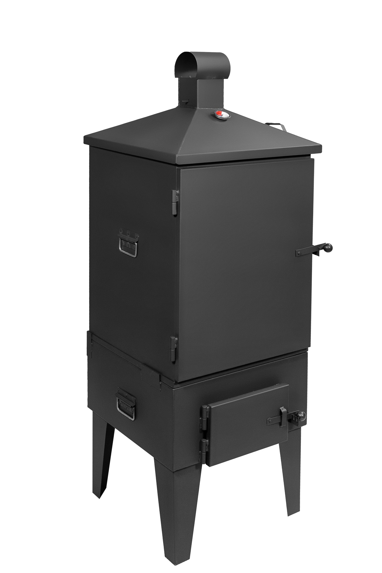 Czarny, metalowy piec wędzarniczy z termometrem na kominie, widok z przodu na białym tle.