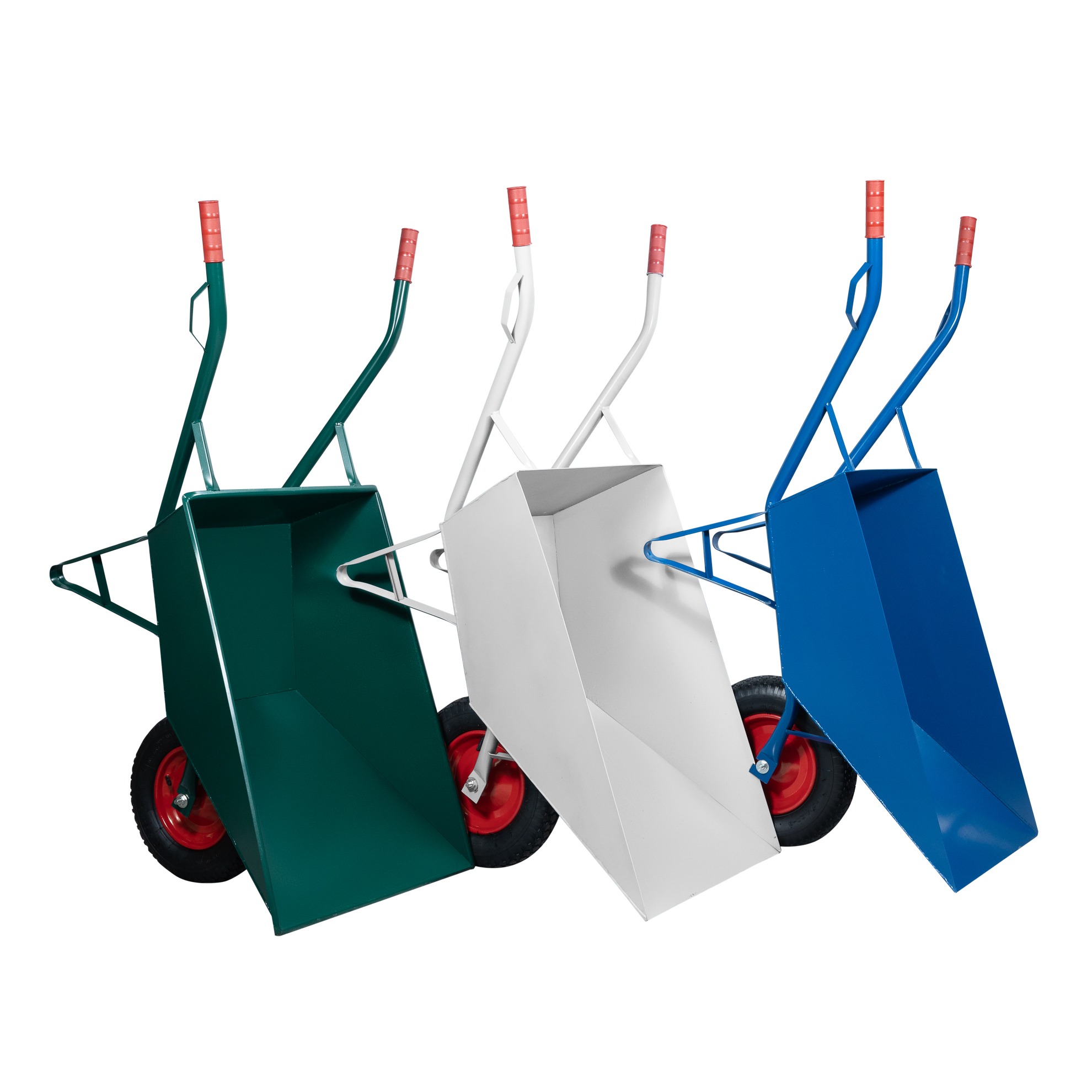 Trzy taczki w kolorach: zielonym, białym i niebieskim, ustawione obok siebie na białym tle, z widocznymi czerwonymi oponami i uchwytami.