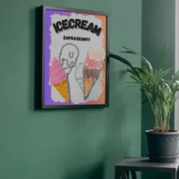 Oprawiony plakat z rysunkami lodów w rożkach, wiszący na zielonej ścianie obok rośliny doniczkowej na metalowym stoliku.