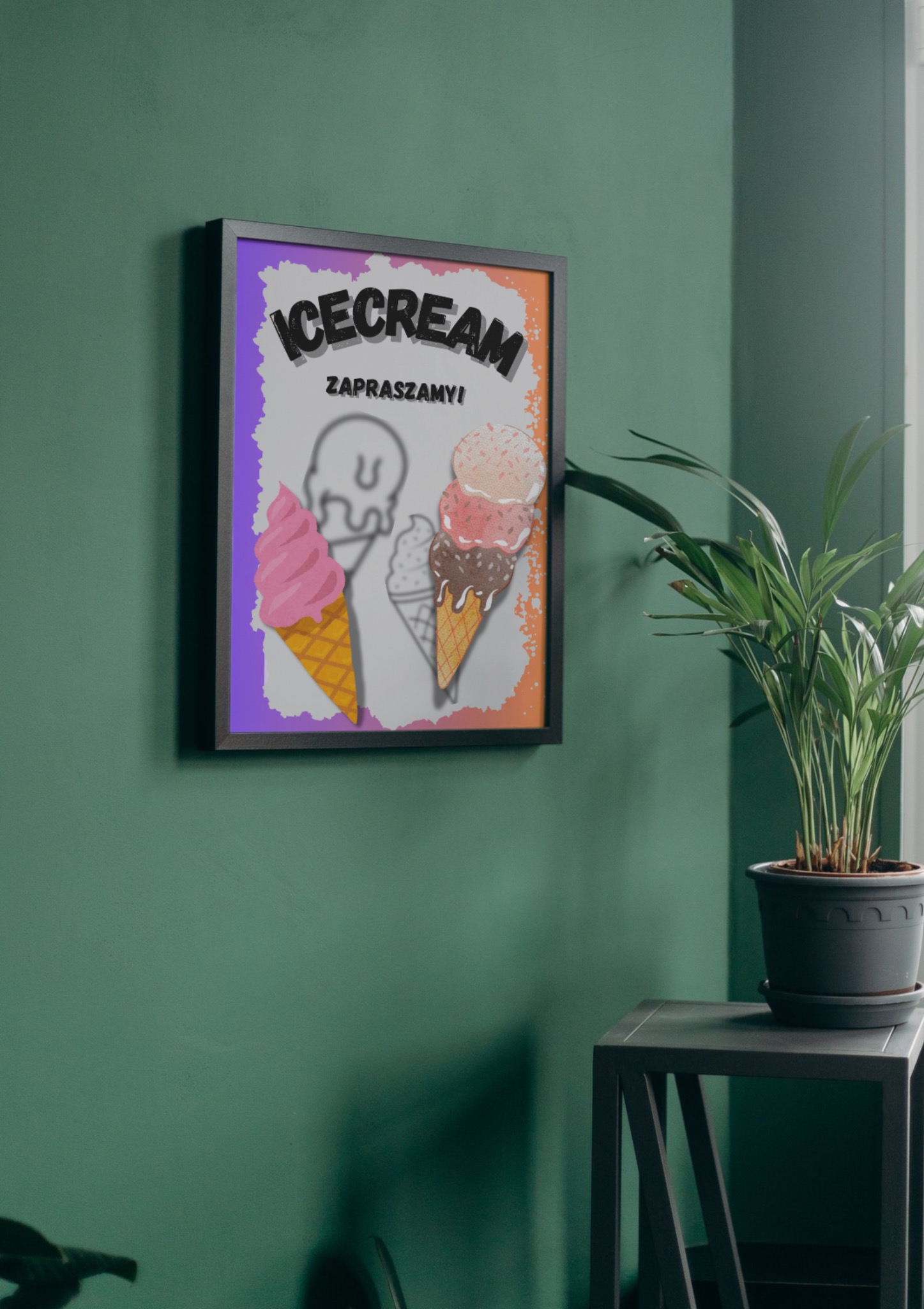 Oprawiony plakat z rysunkami lodów w rożkach, wiszący na zielonej ścianie obok rośliny doniczkowej na metalowym stoliku.