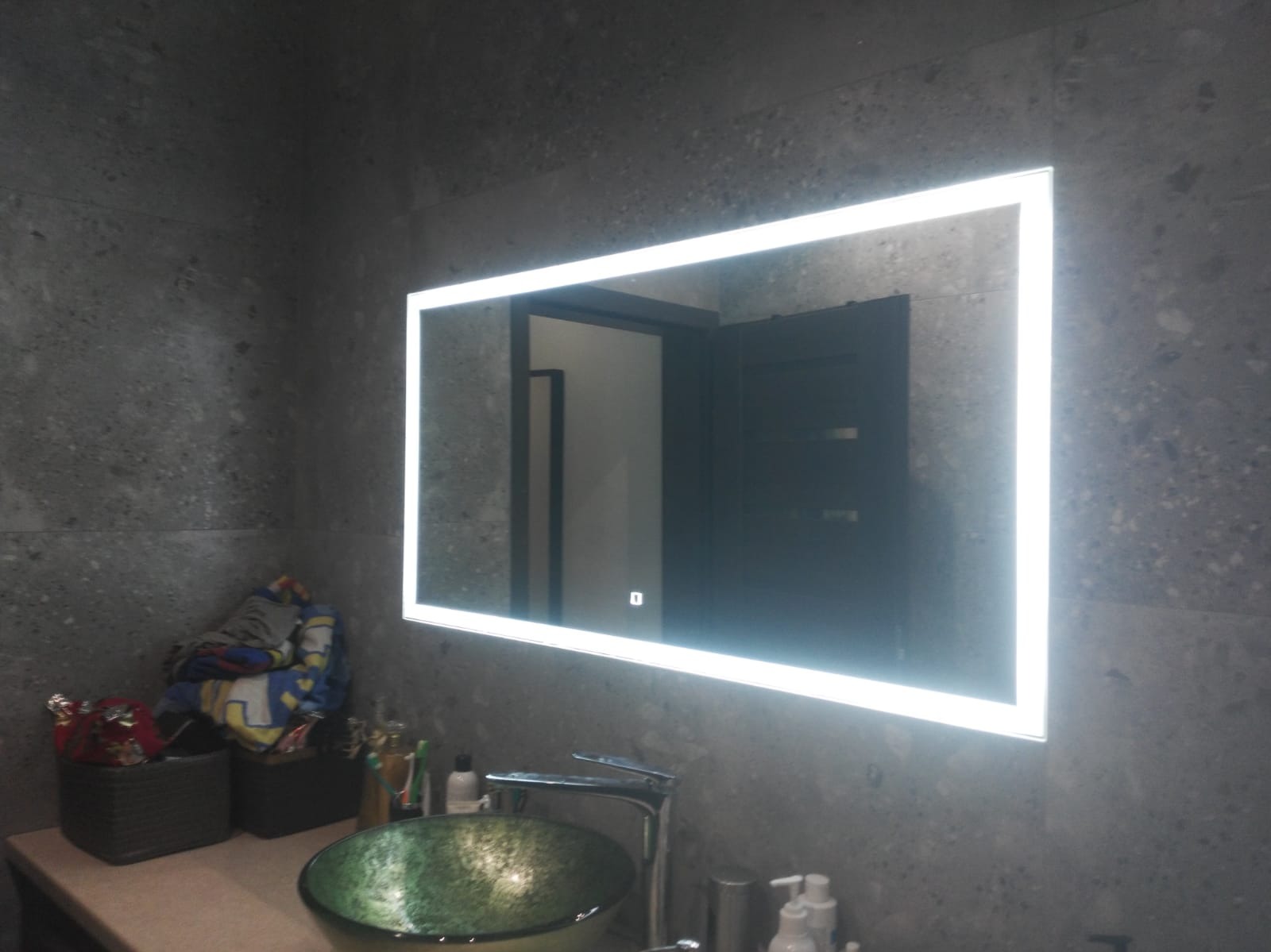 Nowoczesna łazienka w Bytomiu z podświetlanym lustrem LED, umywalką w stylu retro i szarą, kamienną okładziną ścian.