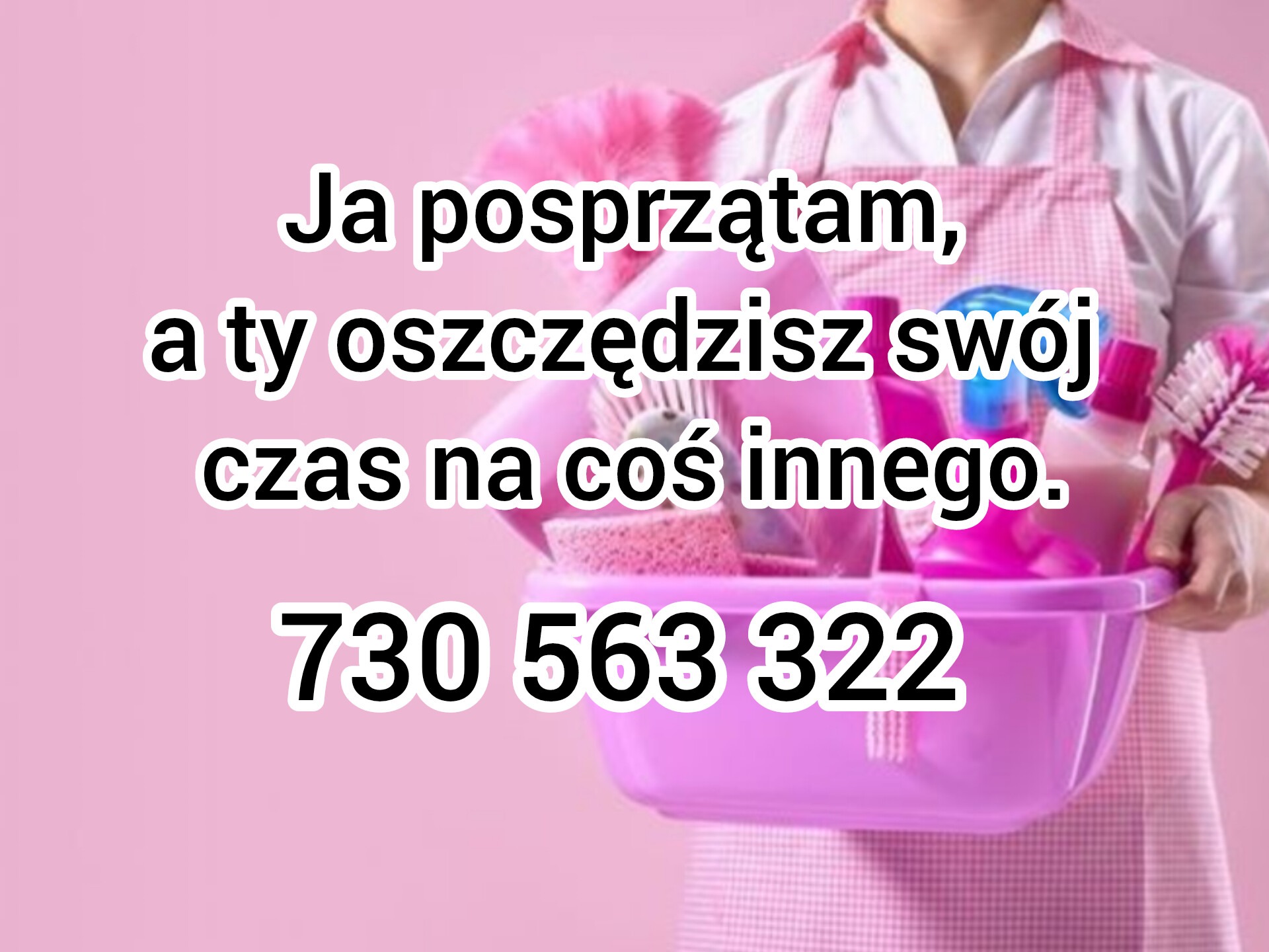 Osoba w różowym fartuchu trzymająca różową miskę z akcesoriami do sprzątania, na różowym tle z tekstem 'Ja posprzątam, a ty oszczędzisz swój czas na coś innego. 730 563 322'.