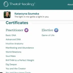 Zrzut ekranu profilu instruktora ThetaHealing Katarzyny Szumskiej, prezentujący listę ukończonych kursów i certyfikatów Practitioner i Elective, takich jak Basic DNA, Advanced DNA, Intuitive...