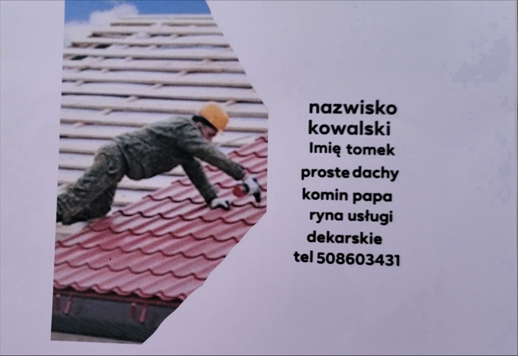 Zdjęcie wizytówki firmy dekarskiej: dekarz w kasku na dachu z czerwonej blachodachówki, obok dane kontaktowe: nazwisko, imię, nazwa firmy, zakres usług i numer telefonu.