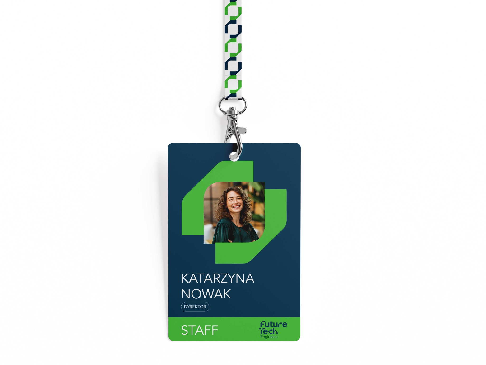 Identyfikator pracowniczy 'Future Tech Engineers' z wizerunkiem kobiety o imieniu Katarzyna Nowak, dyrektor, zawieszony na smyczy z geometrycznym wzorem.