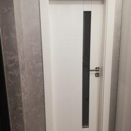 Drzwi z ościeżnicami oraz listwy przypodłogowe lakierowanie, kolory palety RAL 