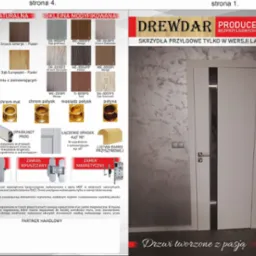 Białe drzwi wewnętrzne z pionowym przeszkleniem, zamontowane w nowoczesnym wnętrzu z szarą, nieregularną fakturą ściany, widoczny włącznik światła i fragment podłogi.