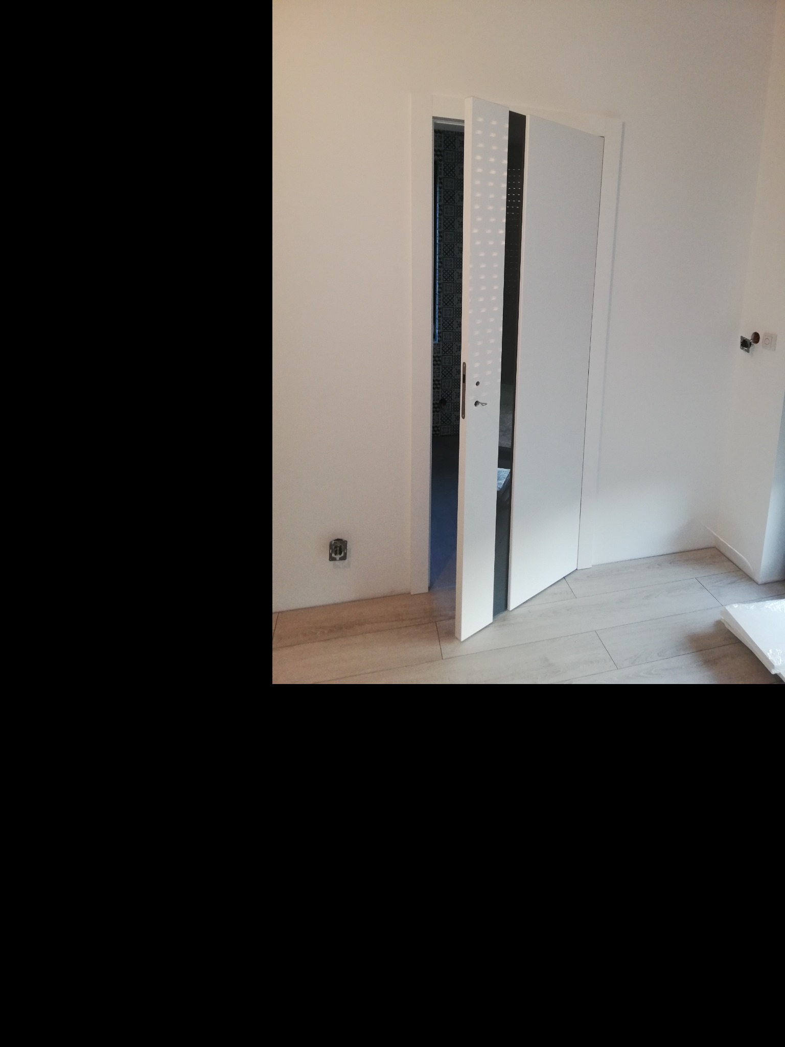 Skrzydło drzwiowe oraz ościeżnica regulowana wykonane z płyt MDF polakierowane wysokiej jakości Włoskim lakierm