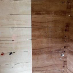 usługi ogólnobudowlane u Ilony - Układanie płytek imitujących marmur w łazience, widoczne krzyżyki dystansowe i wyprowadzenia instalacji wodnej.