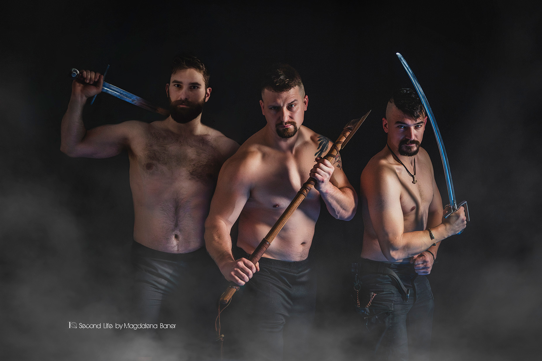 Portret trzech barczystych mężczyzn bez koszul, pozujących z mieczami i włócznią na ciemnym tle z efektem dymu.