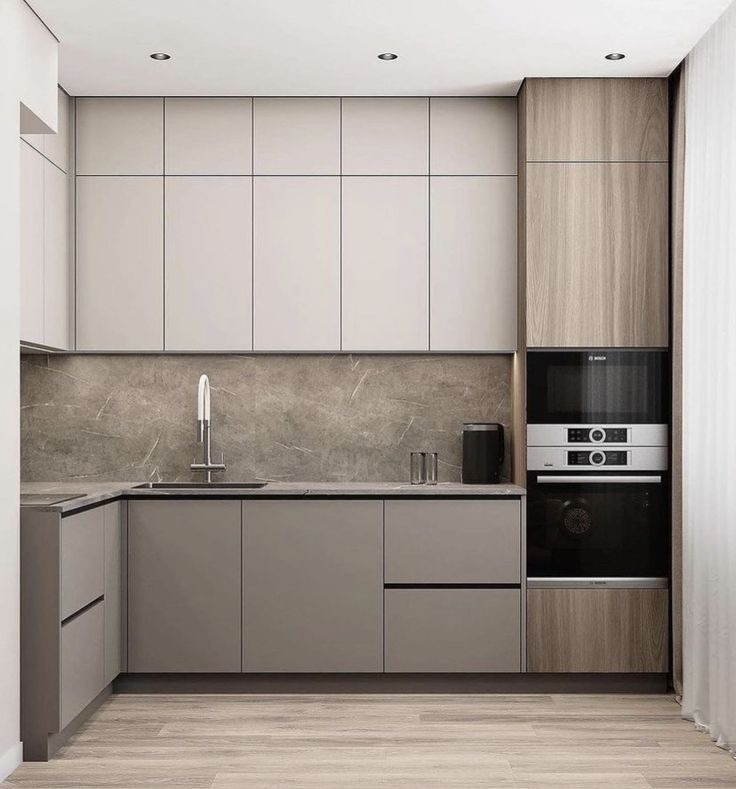 Nowoczesna kuchnia z szarymi szafkami dolnymi i białymi górnymi, marmurowy backsplash, drewniana kolumna z piekarnikiem i mikrofalówką Bosch, jasna drewniana podłoga.