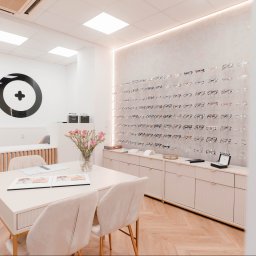 Przyjemne wnętrze i szeroki wybór opraw dla dzieci i dorosłych