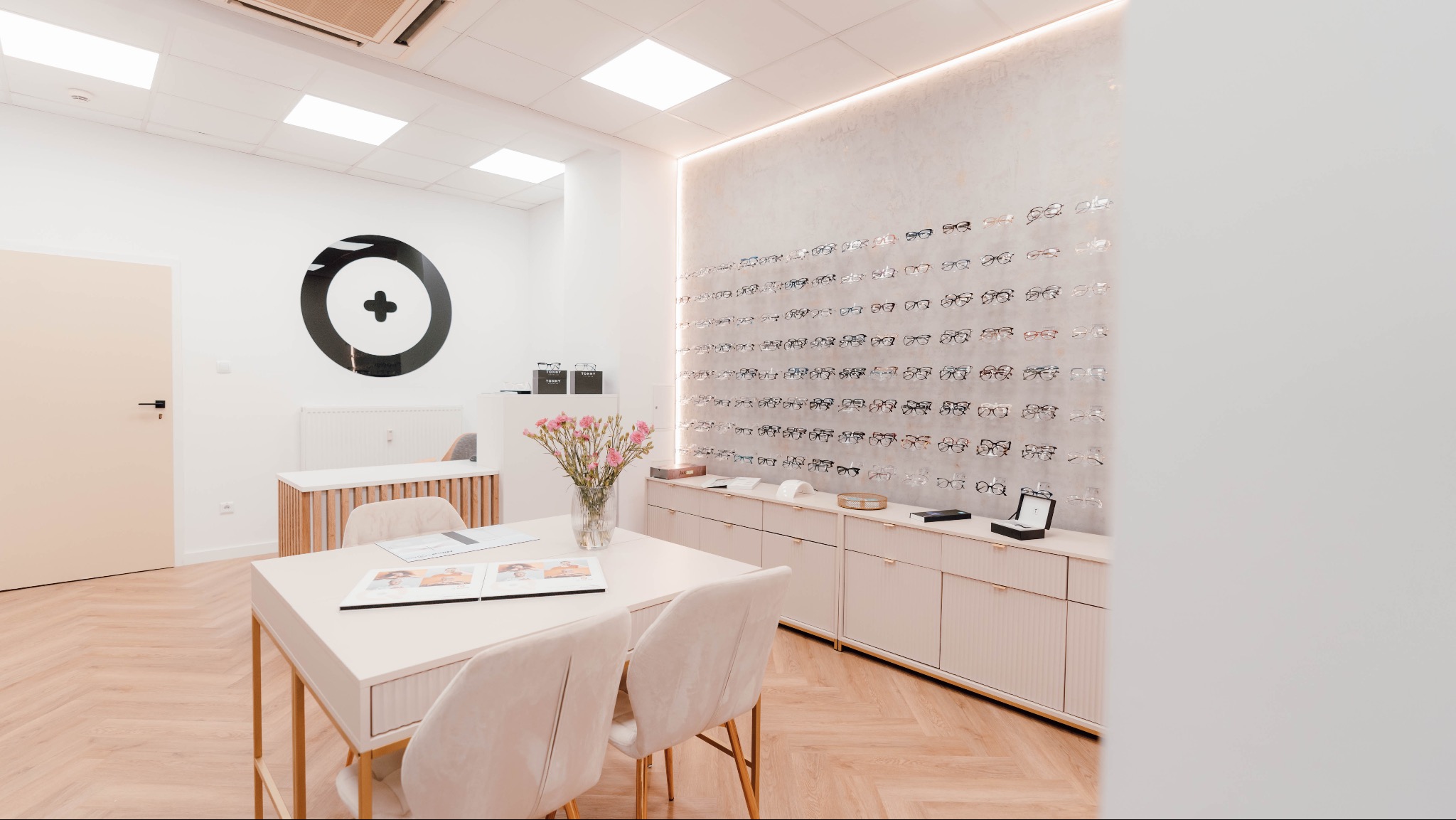 Przyjemne wnętrze i szeroki wybór opraw dla dzieci i dorosłych