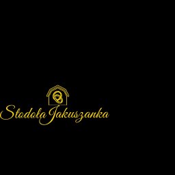 Paul May - Żółte logo firmy 'Stodoła Jakuszanka' na czarnym tle, przedstawiające stylizowany budynek z dwoma pierścieniami w środku.