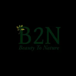 Logo firmy B2N Beauty To Nature z motywem liści w kolorze ciemnej zieleni na czarnym tle.