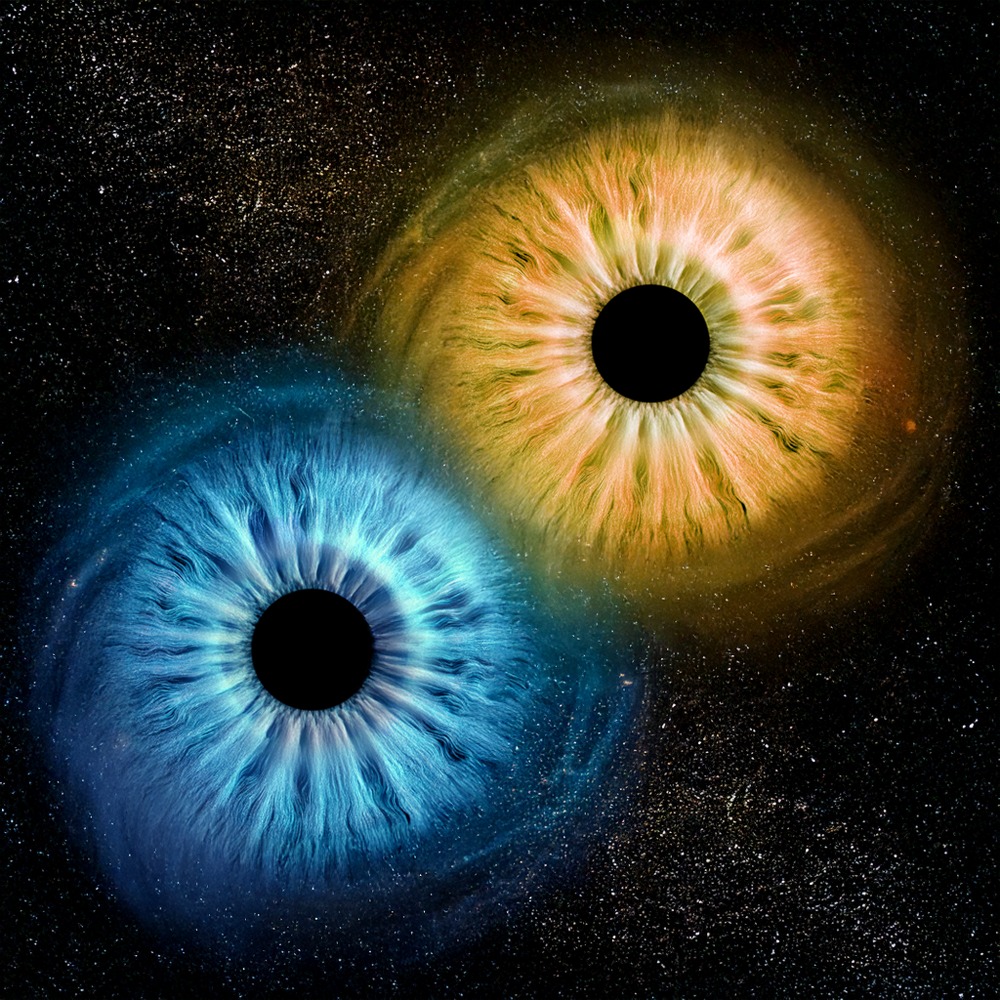 Abstrakcyjne przedstawienie dwóch tęczówek, jedna w odcieniach błękitu, druga w odcieniach złota, na tle rozgwieżdżonego kosmosu.