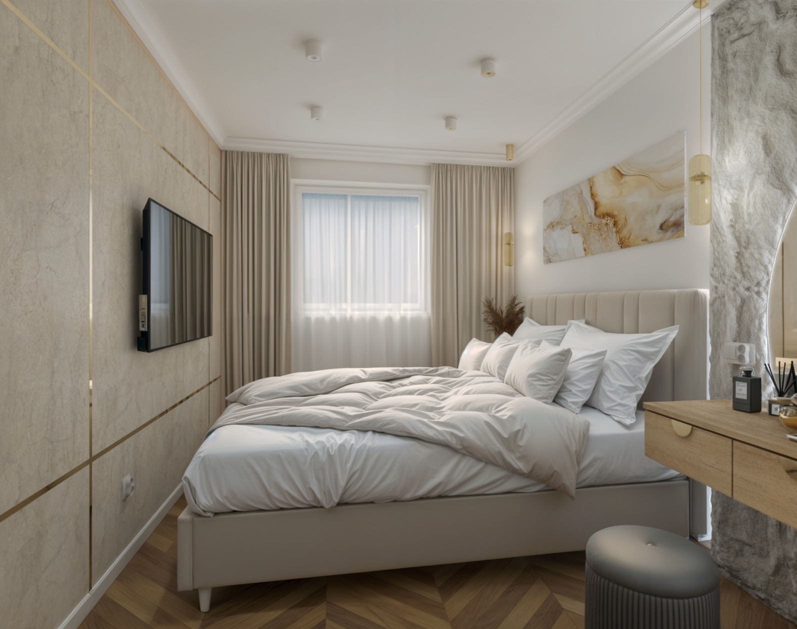 Elegancka sypialnia w beżach: łóżko z pościelą, TV na ścianie z marmurowym wykończeniem, drewniana podłoga w jodełkę, okno z zasłonami i toaletka z lustrem.