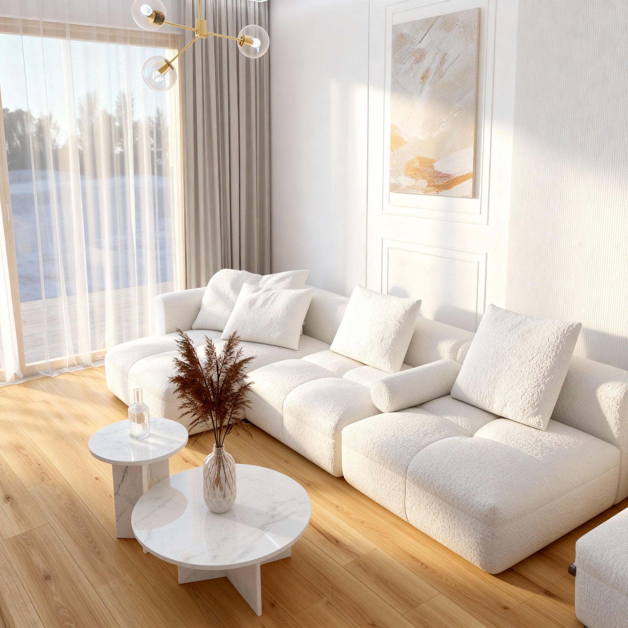 Jasny salon z modułową sofą w stylu bouclé, marmurowe stoliki kawowe i złoty żyrandol. Naturalne światło podkreśla minimalistyczny design i drewnianą podłogę.