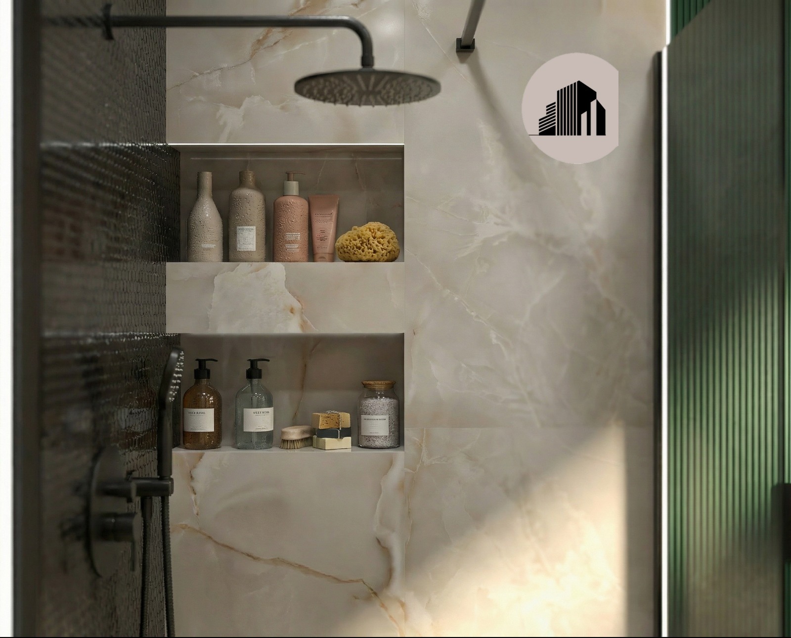 Nowoczesna kabina prysznicowa z marmurowymi ścianami i wnękami na kosmetyki. Minimalistyczny design, eleganckie wykończenie, oświetlenie LED.