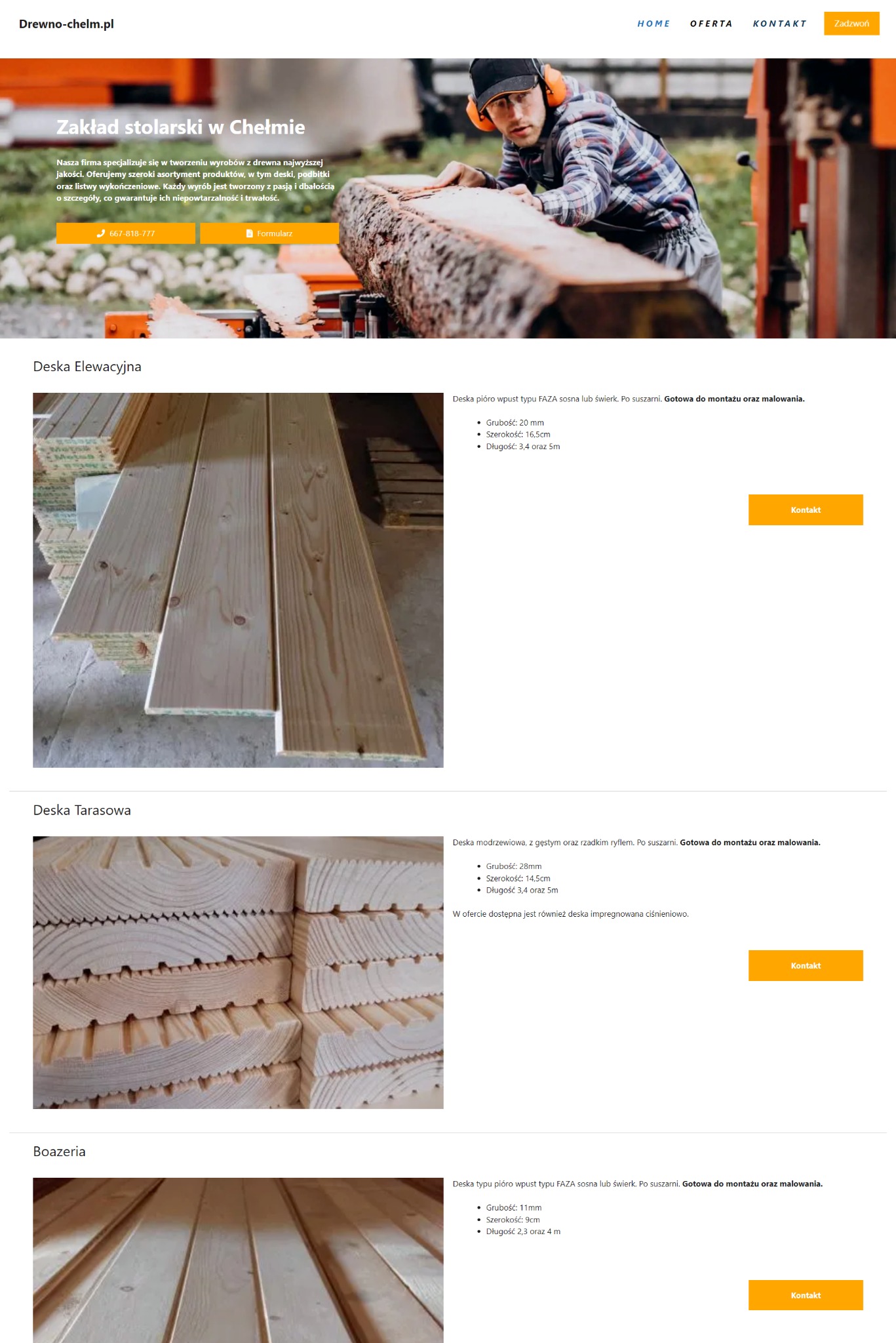 Stolarz w słuchawkach ochronnych obrabia deskę na pile w zakładzie stolarskim Drewno-chelm.pl, na tle strony internetowej firmy prezentującej deski elewacyjne, tarasowe i boazerię.