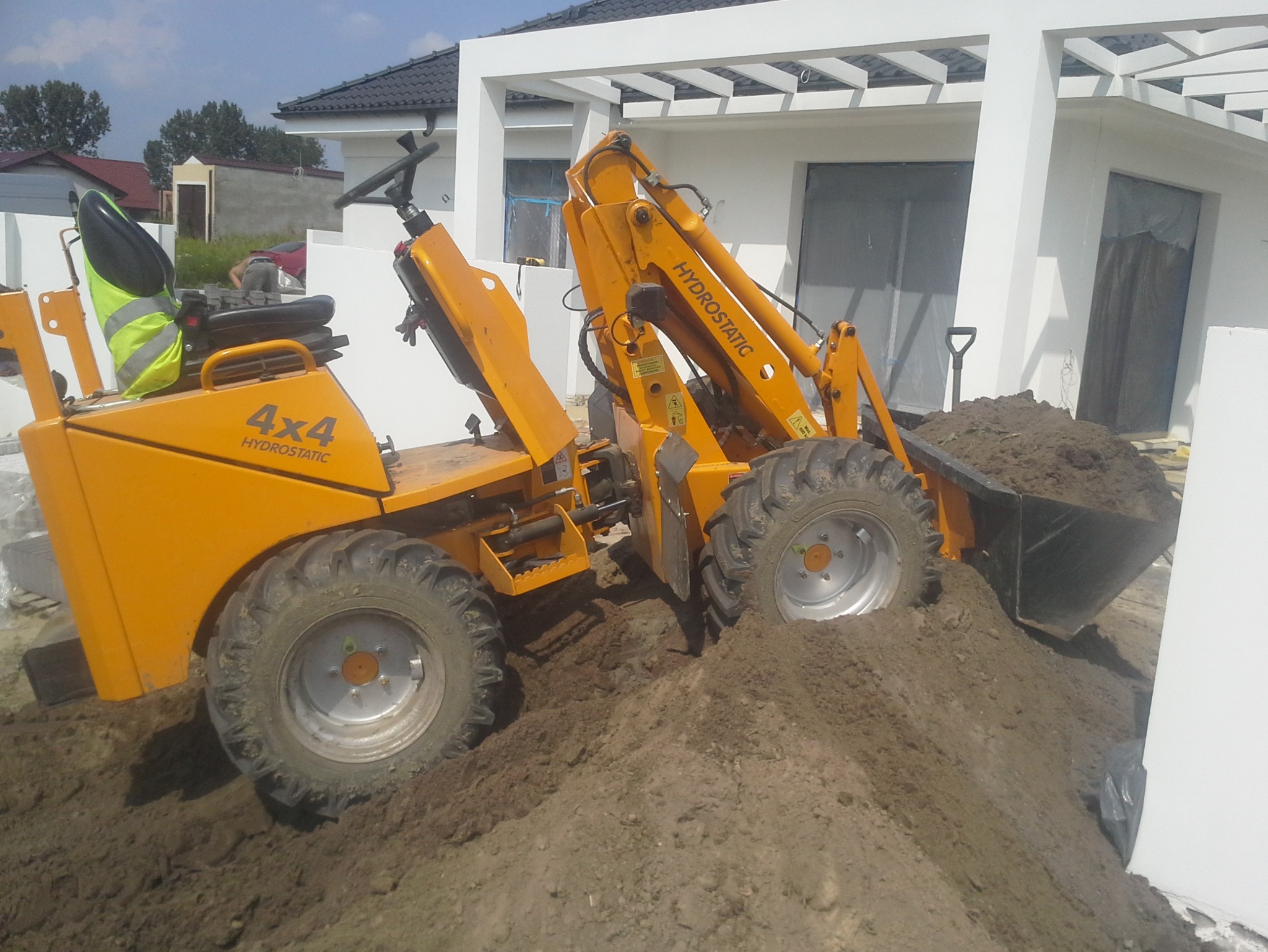 prace ziemne przy pomocy ładowarki która wiedzie w trudnodostępne miejsca