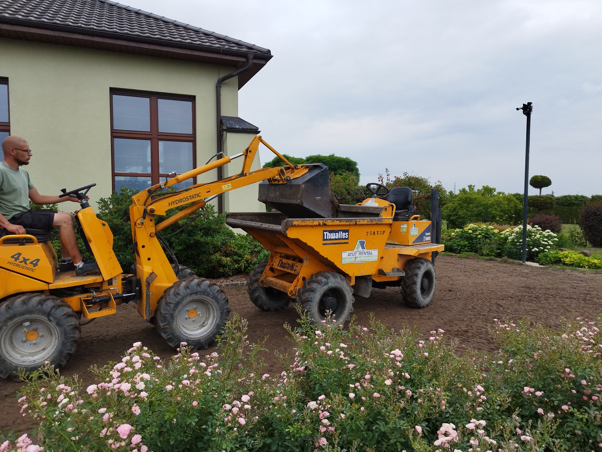 Zrywanie starej zaniedbanej trawy przy pomocy 'ciężkiego' sprzętu