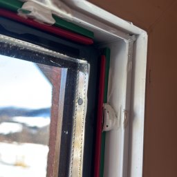 Odpowiednie szklenie szyby sprawia iż okno pracuje w swojej neutralnej pozycji i nie ma prawa się zacinać. 