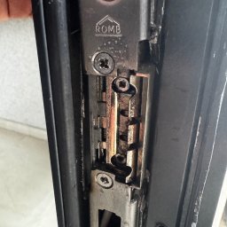 Odpowiednie ustawienie drzwi czynnych i biernych sprawia, iż elektrozaczep za każdym razem prawidłowo otwiera i rygluję drzwi. 