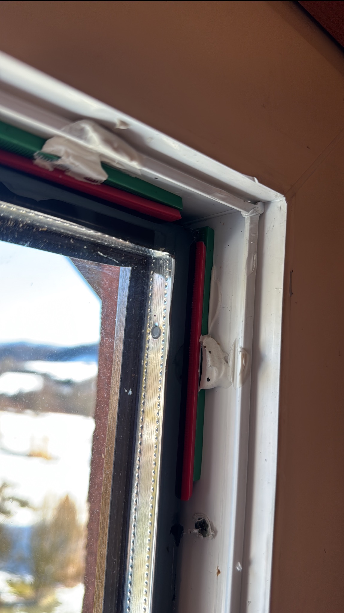 Odpowiednie szklenie szyby sprawia iż okno pracuje w swojej neutralnej pozycji i nie ma prawa się zacinać.