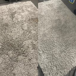 Wporzadku - usługi sprzątania Monika Pająk - Porównanie dywanu shaggy przed i po czyszczeniu, widoczne wyraźne różnice w kolorze i usunięciu zabrudzeń.