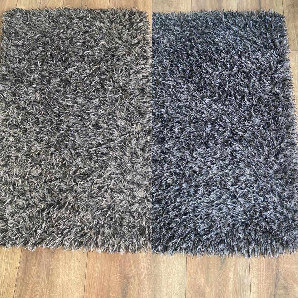 Dwa puszyste dywany shaggy, jeden w odcieniach szarości, drugi ciemniejszy, leżące obok siebie na panelach podłogowych.