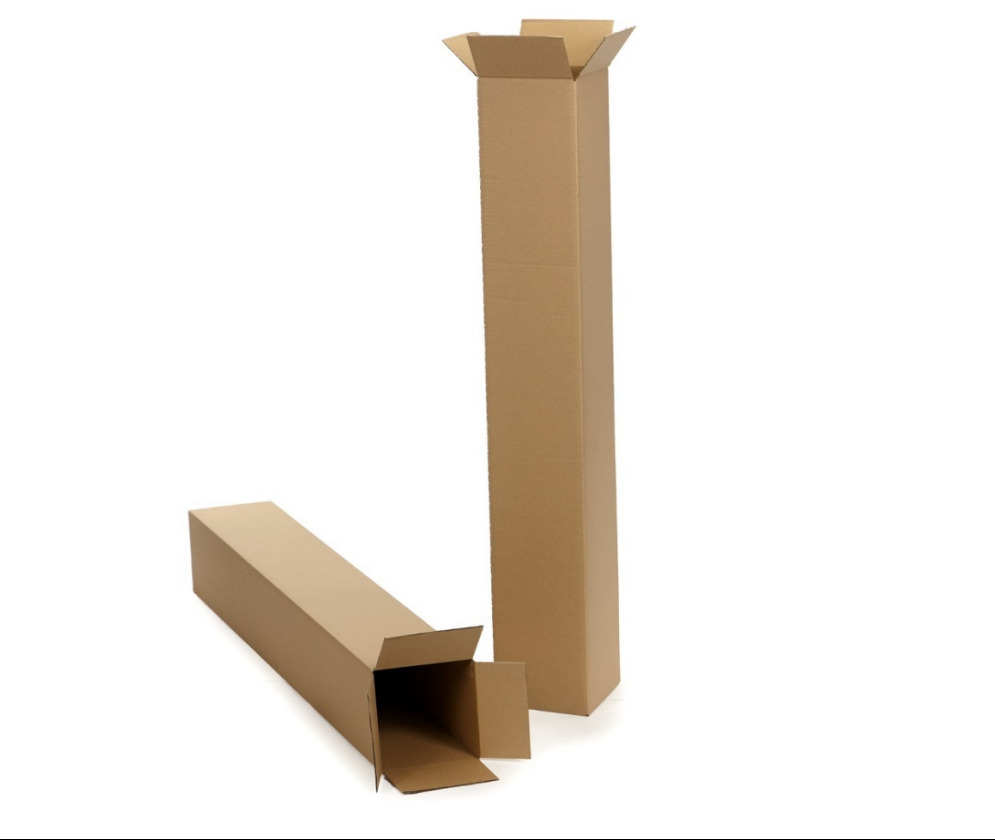 Dwie otwarte, tekturowe tuby o prostokątnym przekroju, jedna leżąca ukośnie, druga stojąca pionowo na białym tle.