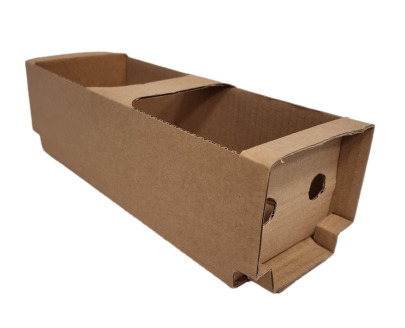 Kartonowe pudełko z przegródką i otworami wentylacyjnymi, wyprodukowane w Chodzieży, na białym tle.