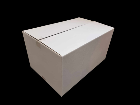 Prostopadłościenne, białe pudełko z tektury falistej, zaklejone taśmą, na czarnym tle.
