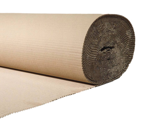 Rolka brązowej tektury falistej, widoczne warstwy i struktura, ułożona na białym tle.