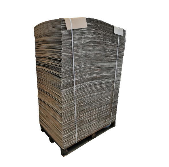 Stos tektury falistej, zabezpieczony taśmą, ułożony na palecie drewnianej, widok z boku na białym tle.