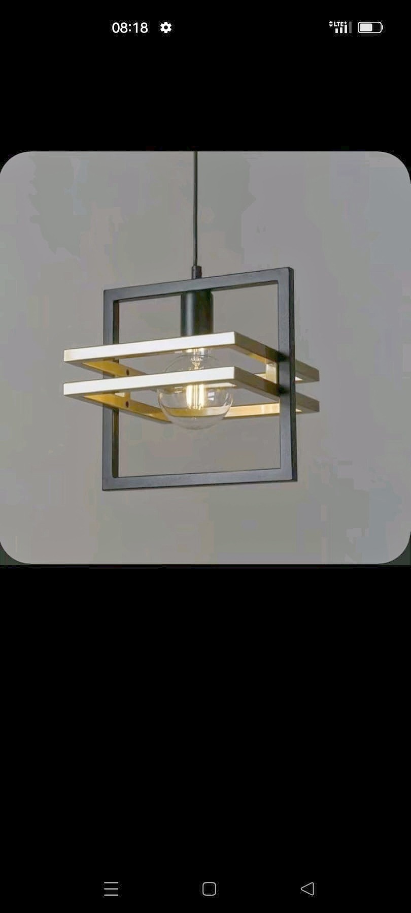 Nowoczesna lampa sufitowa z czarną ramą i złotymi akcentami, żarówka Edison wewnątrz, minimalistyczny design.