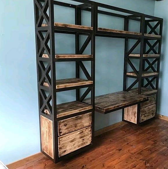 Metalowa konstrukcja regału z biurkiem i drewnianymi półkami oraz szufladami w stylu loft, widok z perspektywy podłogi.