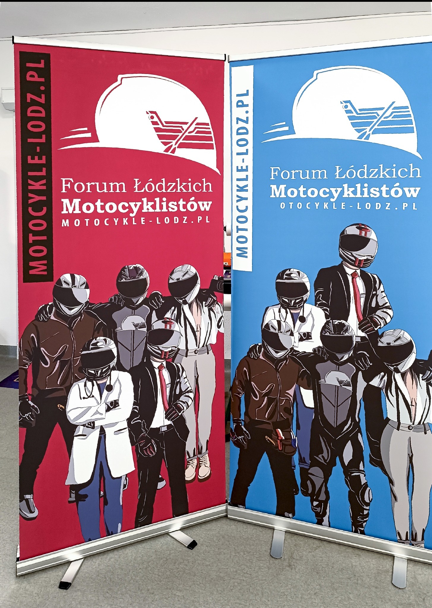 Dwa roll-upy reklamowe obok siebie, jeden w kolorze czerwonym, drugi niebieskim, oba z grafiką przedstawiającą grupę motocyklistów w różnych strojach, logo Forum Łódzkich Motocyklistów na górze.