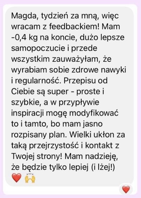 Zrzut ekranu wiadomości z pozytywnym feedbackiem od klientki, chwalącej proste i szybkie przepisy oraz spadek wagi o 0,4 kg, z emotikonami serca i toastu.