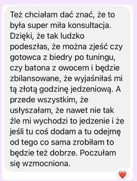 Zrzut ekranu wiadomości tekstowej z pozytywną opinią o konsultacji dotyczącej odżywiania, wspominającej o elastycznym podejściu i zbilansowanych posiłkach, zakończony emotikonem serca.
