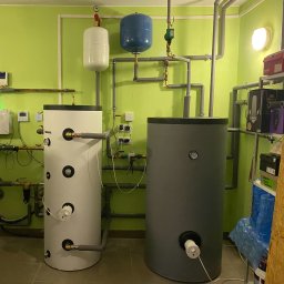 Maszynownia w Dobrzycy. Na zdjęciu widać:
-bufor Kospel 200 litrów
-zasobnik CWU Fish 400l.
-UPS jako system przeciwzamrożeniowy 