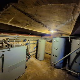 Kotłownia zamontowana w miejscowości Rogalino, na zdjęciu:
- 2x zbiornik buforowy 500 L, co daje razem bufor o pojemności 1000 L
- Cwu 200 L z grzałką
- Laddomat - ochrona powrotu kotła