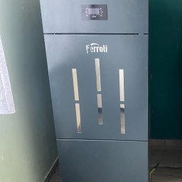 AR INVESTMENT SPÓŁKA Z OGRANICZONĄ ODPOWIEDZIALNOŚCIĄ - Kocioł Ferroli Biopellet Pro 8 kW wraz ze sterownikiem pokojowym Salus zamontowany w Mielnie.