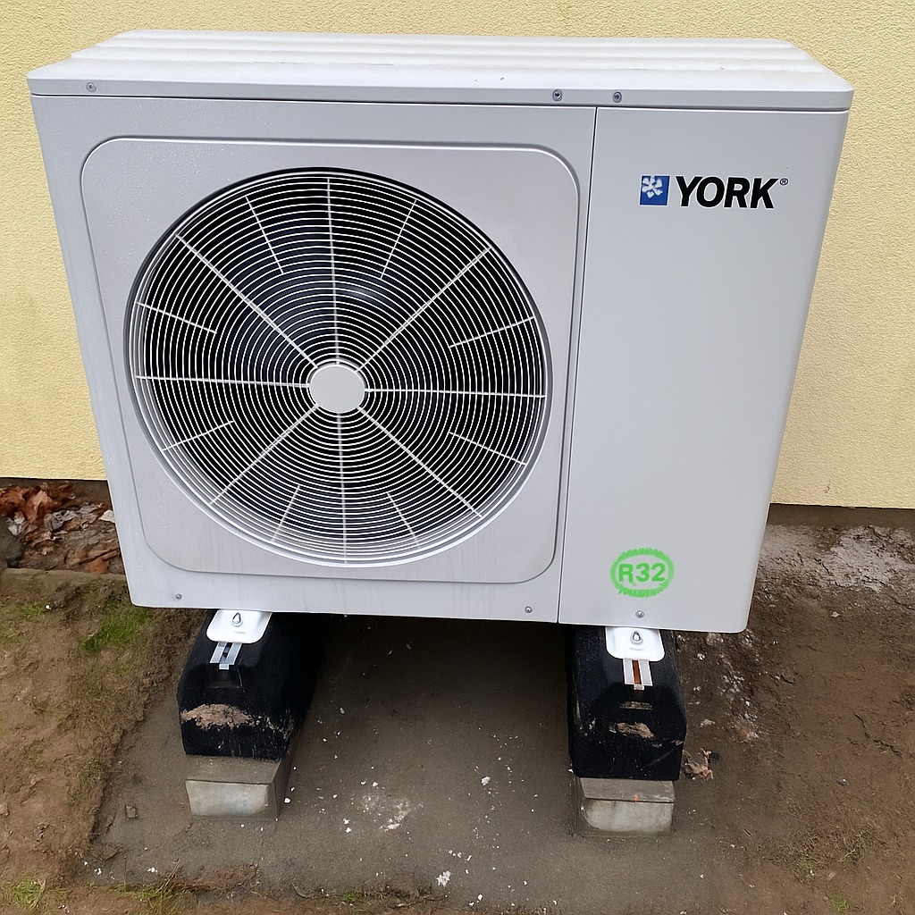 Pompa ciepła York 12 kW - monoblok, zamontowana w Dobrzycy